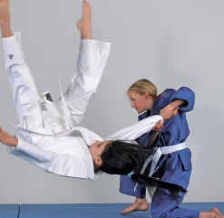 DANRHO Judoanzug Yamanashi mit Schulterstreifen in blau oder weiß